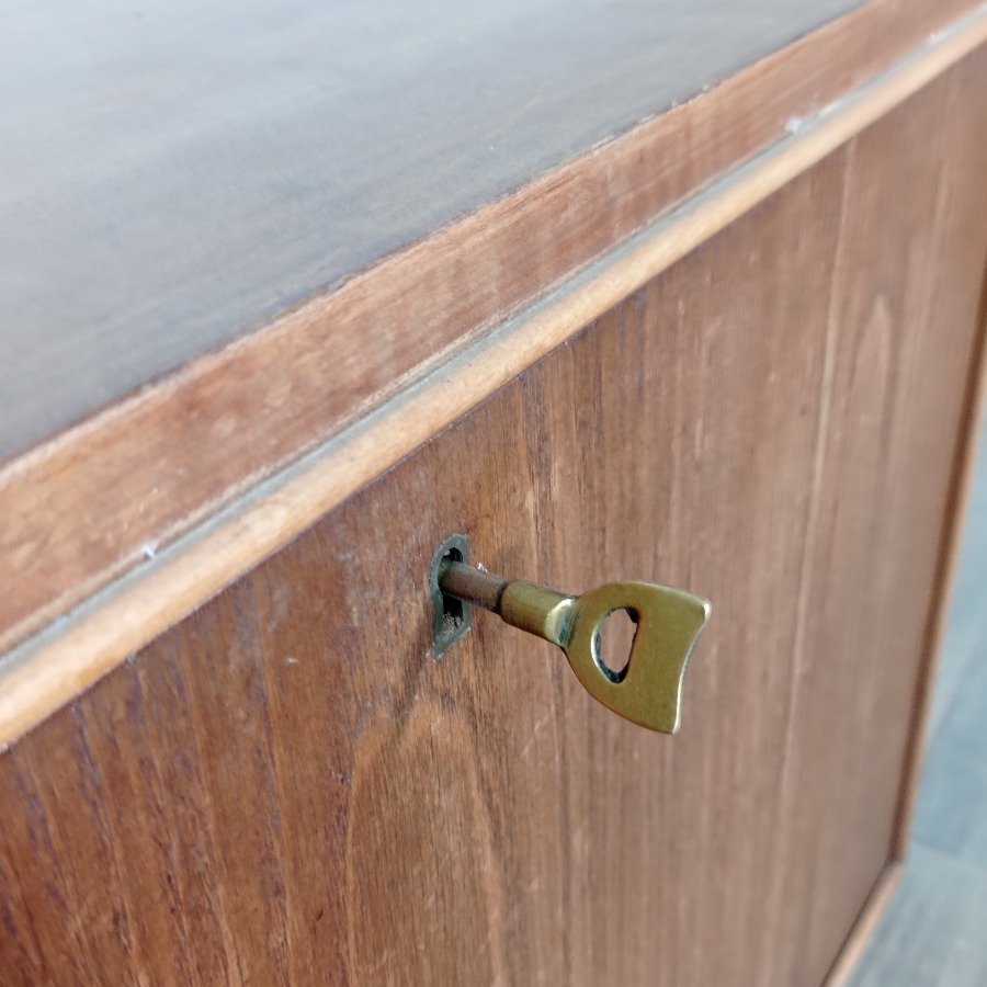 Mueble de madera con estante roto - imagen 4