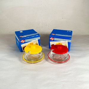Lote siguiente: Set de 2 Piezas Vintage: Quesera Cerve con Tapa Amarilla y Azucarero con Tapa Roja