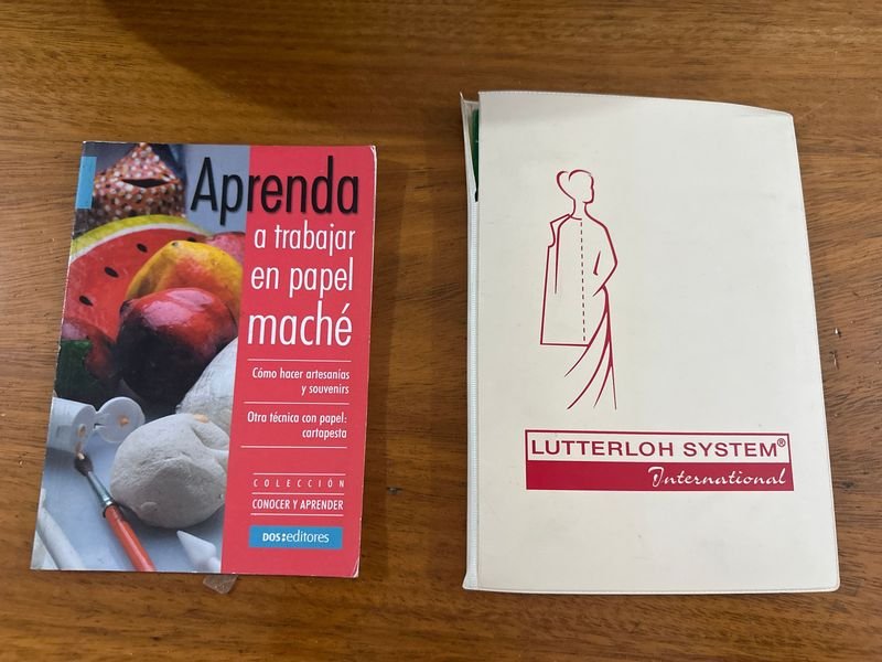 Lote siguiente: Libro de papel maché y herramientas de arte