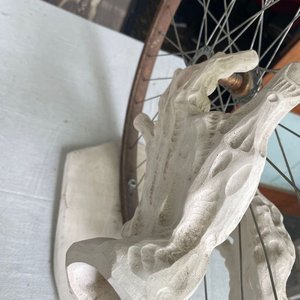 Obra de Arte: Rueda de Bicicleta con Manos Esculpidas - imagen 6