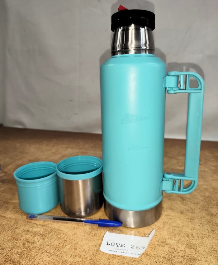 Lote siguiente: Termo tipo americano con tapon pico cebador, nuevo y sin caja