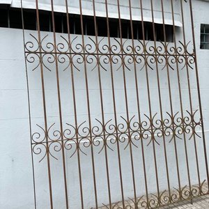 Reja de Hierro Forjado Grande con Diseños Circulares - imagen 3