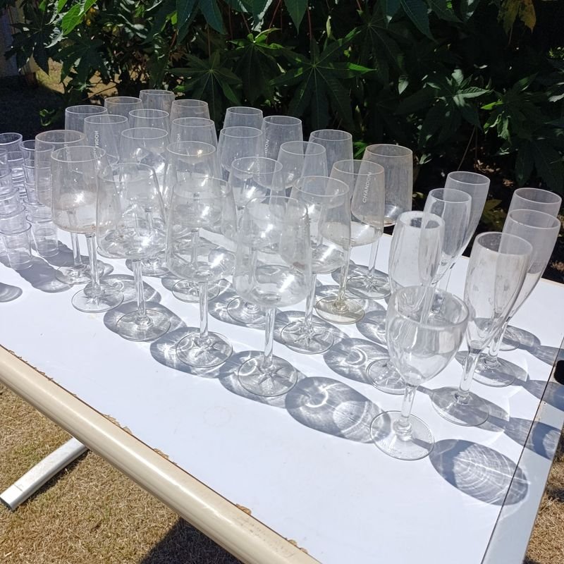 Lote siguiente: Gran lote de copas y shots en acrílico para fiestas