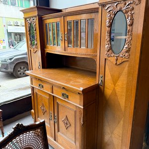 Mueble de madera tallada estilo antiguo con detalles de rejilla y vidrio - imagen 2
