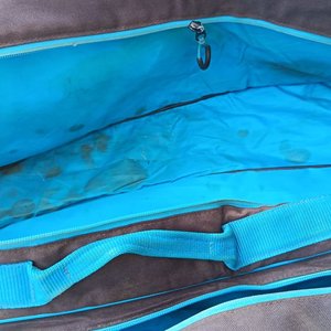 Dos bolsos o fundas para raquetas de tenis marca Babolat, de diferentes modelos y colores, con cierres; usados, con desgaste y señales de uso visibles. - imagen 3