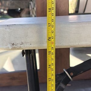 Banco Plegable Tipo Valija - Estructura de Alta Resistencia Banco corrido multiuso plegable a la mitad. Cuenta con una superficie de polietileno de alta densidad (HDPE) resistente a la intemperie y protección UV, ideal tanto para interiores como para exteriores. Medidas aproximadas: 183 cm de largo × 29,50 cm de ancho × 43,50 cm de alto - imagen 8