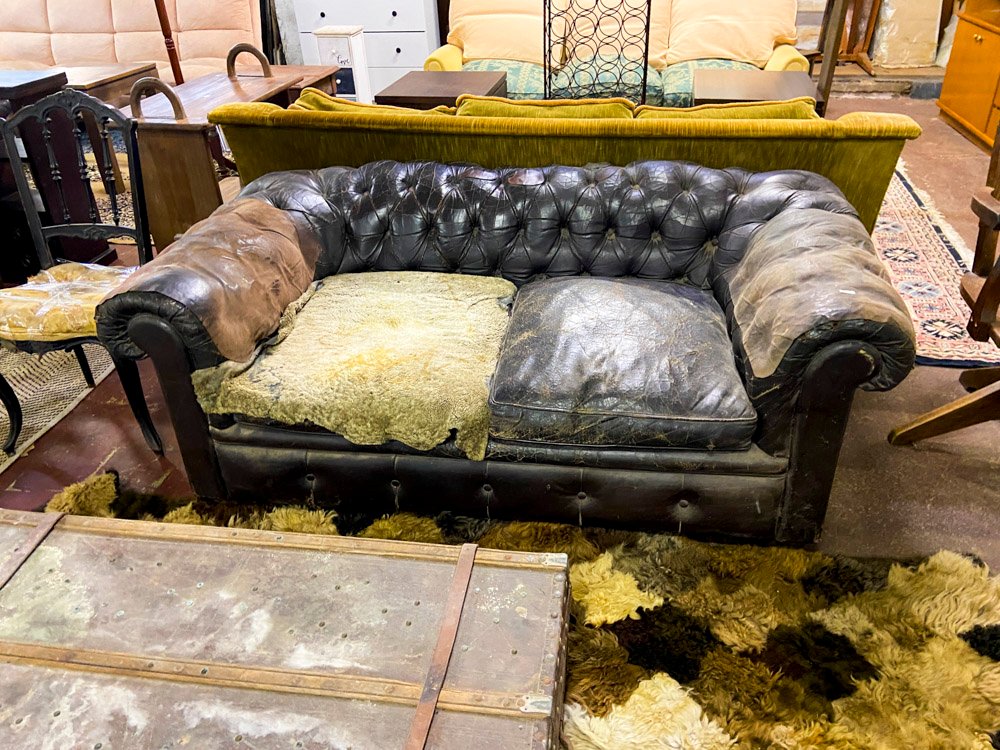 Sofá de Cuero Negro y Mesa Consola Estilo Francés