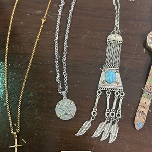 Alajero de Madera con Bijouterie Variada: Collares y Reloj - imagen 3