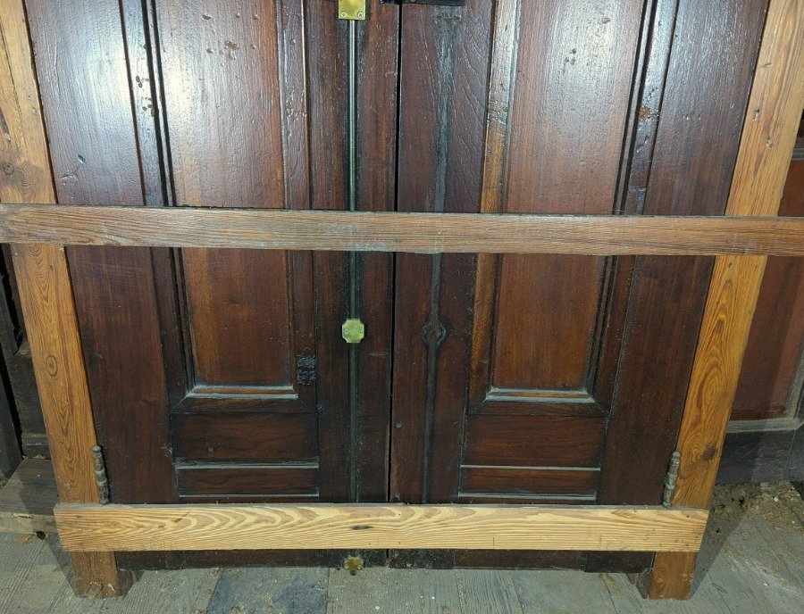Puerta antigua de frente con panelado de cedro y llaves - imagen 10