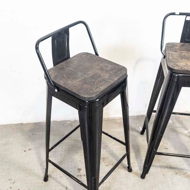 Sillas altas tipo Tolix de metal con asientos de madera - imagen 2