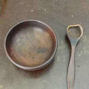 Cuenco y Cuchara de Madera Artesanal Tallada a Mano - imagen 1