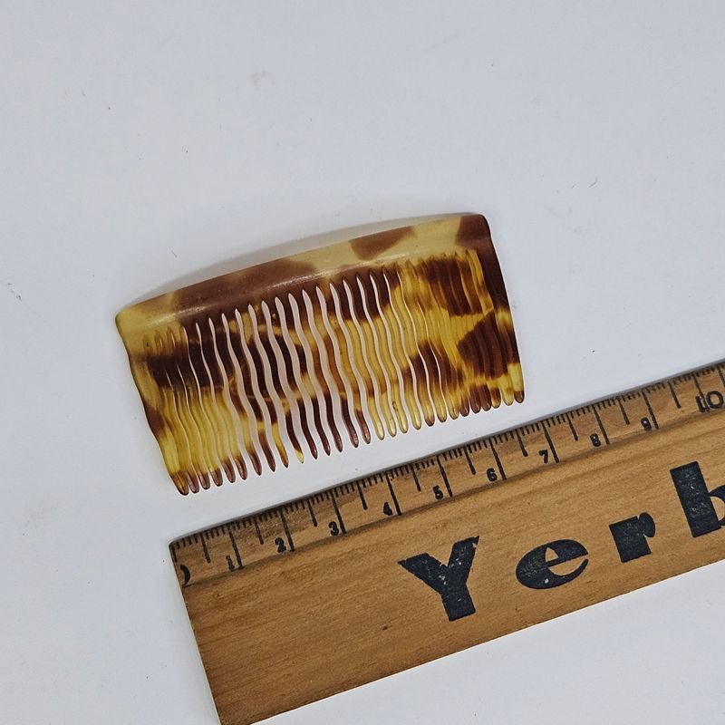 Peineta de tortoiseshell con raya para peinar