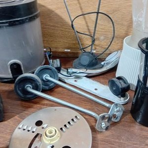 Lote de Accesorios Varios: Parlantes, Rueditas de Bicicleta Infantil y Licuadora - imagen 5
