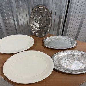 Lote de 5 Bandejas Ovaladas: Peltre/Platino, Plástico y Metal Grabado - imagen 2