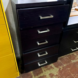 Lote siguiente: Cajonera Negra Moderna con Tiradores Metálicos