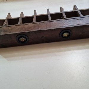Estante Rústico de Madera con Compartimientos y Apliques de Luz - imagen 4