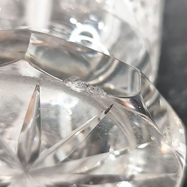 Gran florero de cristal tallado con detalles en la base - imagen 5