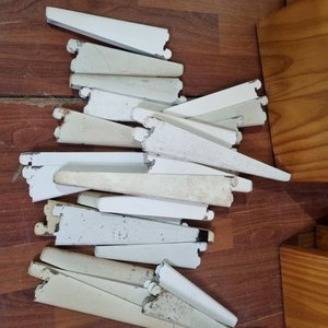 Estantería Desarmada en Madera Clara con Soportes Metálicos Blancos - imagen 2