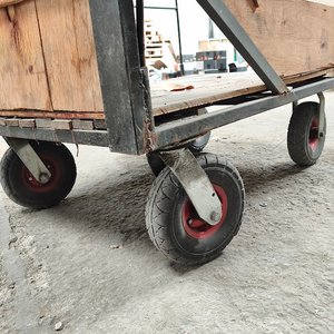 Carro de Transporte Metálico con Paneles de Madera y Ruedas Resistentes - imagen 4