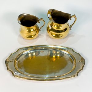 Bandeja Oval y Dos Jarras Metálicas Decorativas - imagen 2