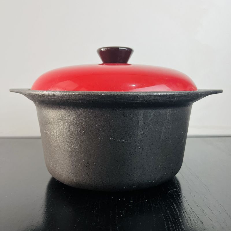 Lote siguiente: Olla con tapa roja en buen estado
