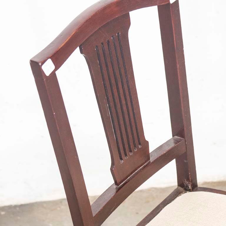 Silla inglesa de madera con asiento tapizado y detalles en el lustre - imagen 3