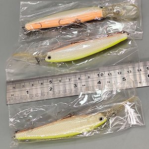 Lote de 3 Señuelos de Pesca Tipo Minnow con Babero y Anzuelos - imagen 6