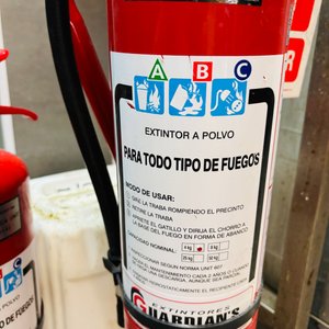 Tres Extintores: Dos ABC (8kg y 4kg) y Uno AK (6kg) - imagen 6