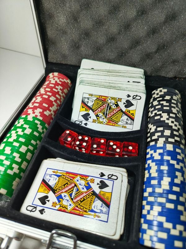 Juego de póker completo con fichas, dados y naipes - imagen 3