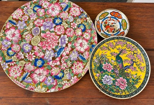 Lote de 3 Platos Decorativos de Porcelana Oriental con Pavos Reales y Flores - imagen 1
