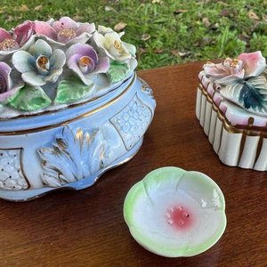 Lote siguiente: 1 juego de 3 alhajeros en ceramica esmaltada española de alta calidad con una decoracion floral y pintados a mano