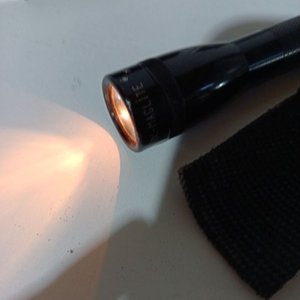 Cofre Marrón, Abrecartas Daga, Linterna Maglite y Petaca "Swing" - imagen 6