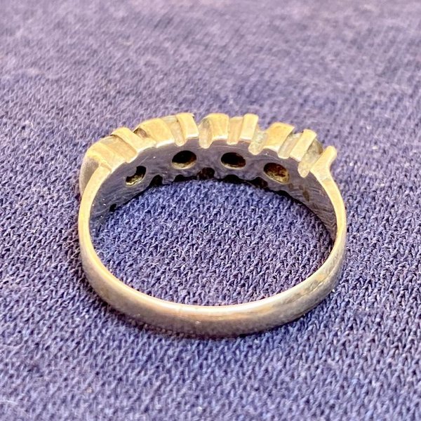 Anillo de plata con piedras transparentes - imagen 3