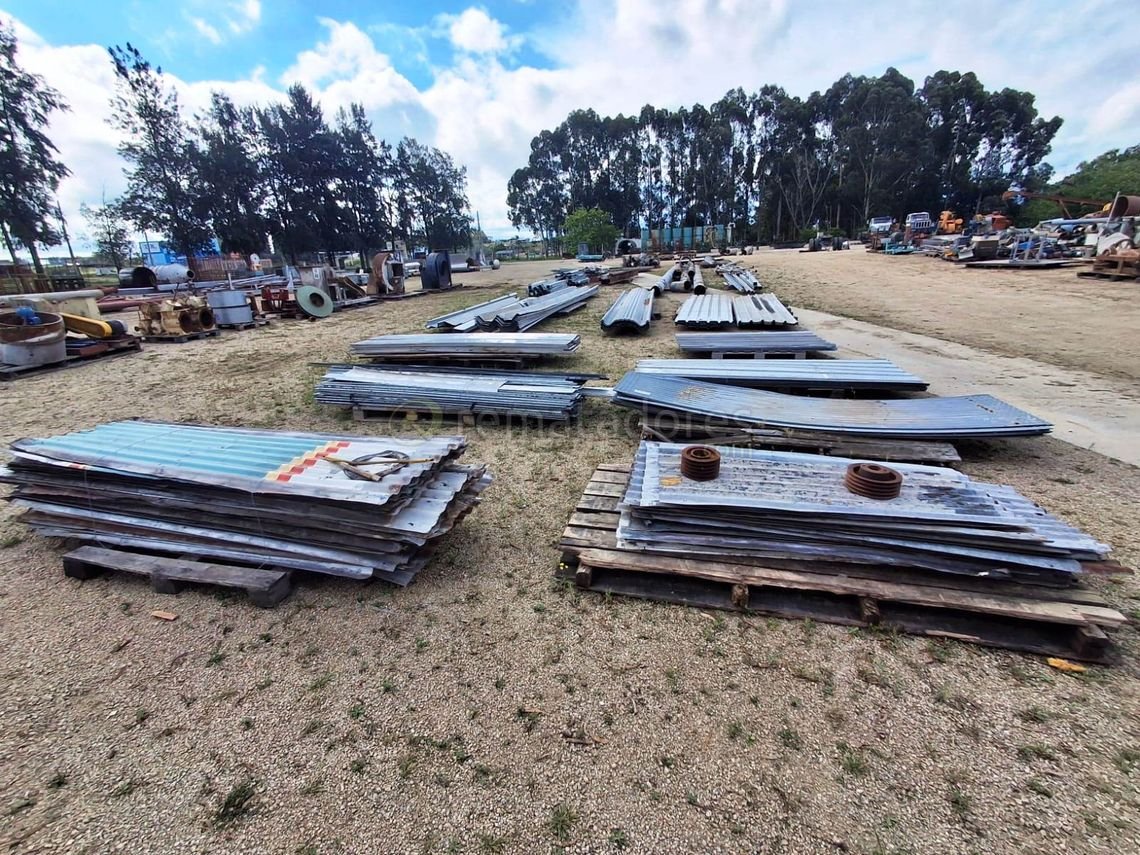 Lote de Chapa Metálica Ondulada y Perfiles