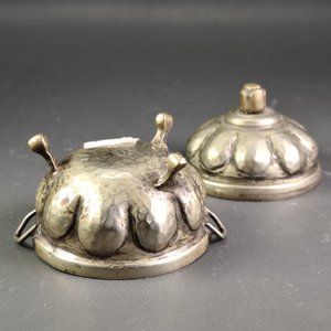 Azucarero de Plata Colonial Repujado con Asas y Tapa - imagen 5