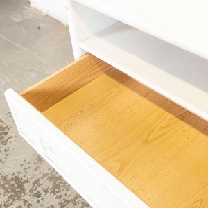 Mueble Bajo Rodante Blanco con Cajones y Estante de Ratán - imagen 3