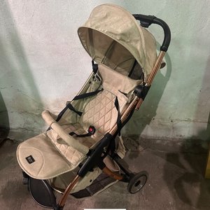 Lote siguiente: Cochecito de bebé liviano, color beige, plegable