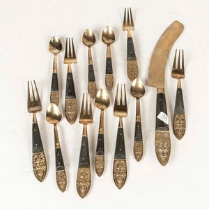 Lote anterior: Set de 13 Cubiertos Vintage de Metal y Madera con Diseño de León