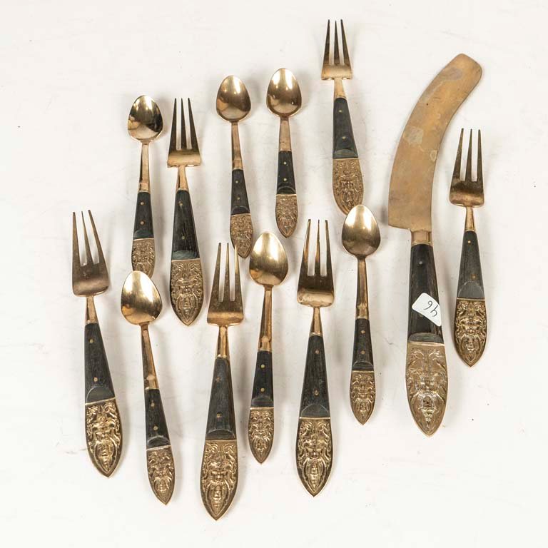 Set de 13 Cubiertos Vintage de Metal y Madera con Diseño de León