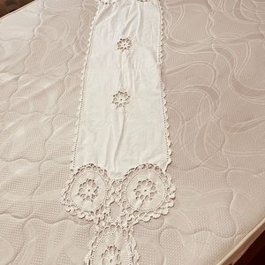 2 Manteles y 2 Caminos de Mesa Bordados Blancos y con Cinta - imagen 6