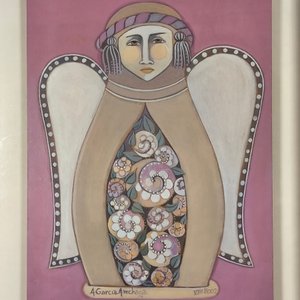 Obra "Mamushka alada" de Alicia García Arechaga, acrílico sobre fibra con marco vitrina - imagen 7