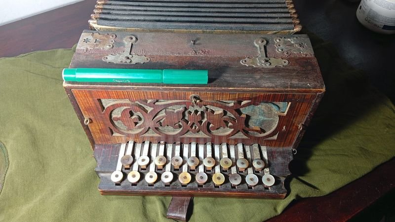 Acordeón Verdulero de Madera con Bordes de Metal - imagen 2