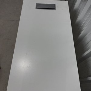 Escritorio Blanco Moderno con Estructura Metálica y Tapa de Madera - imagen 6