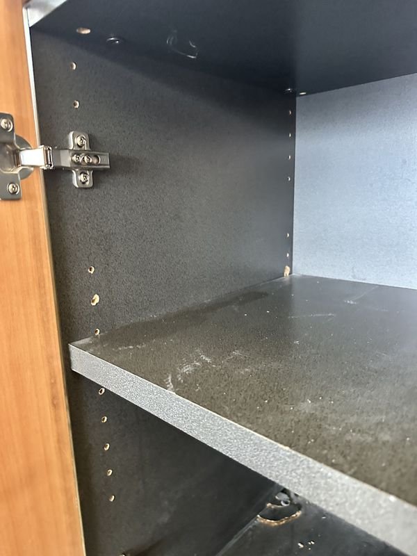 Armario de madera con puertas y estantes - imagen 2