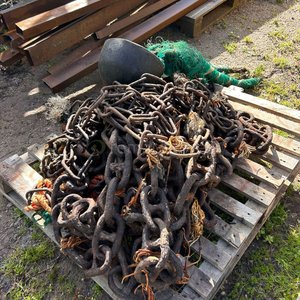Lote anterior: Lote de Cadenas de Hierro Oxidadas con Redes y Boya