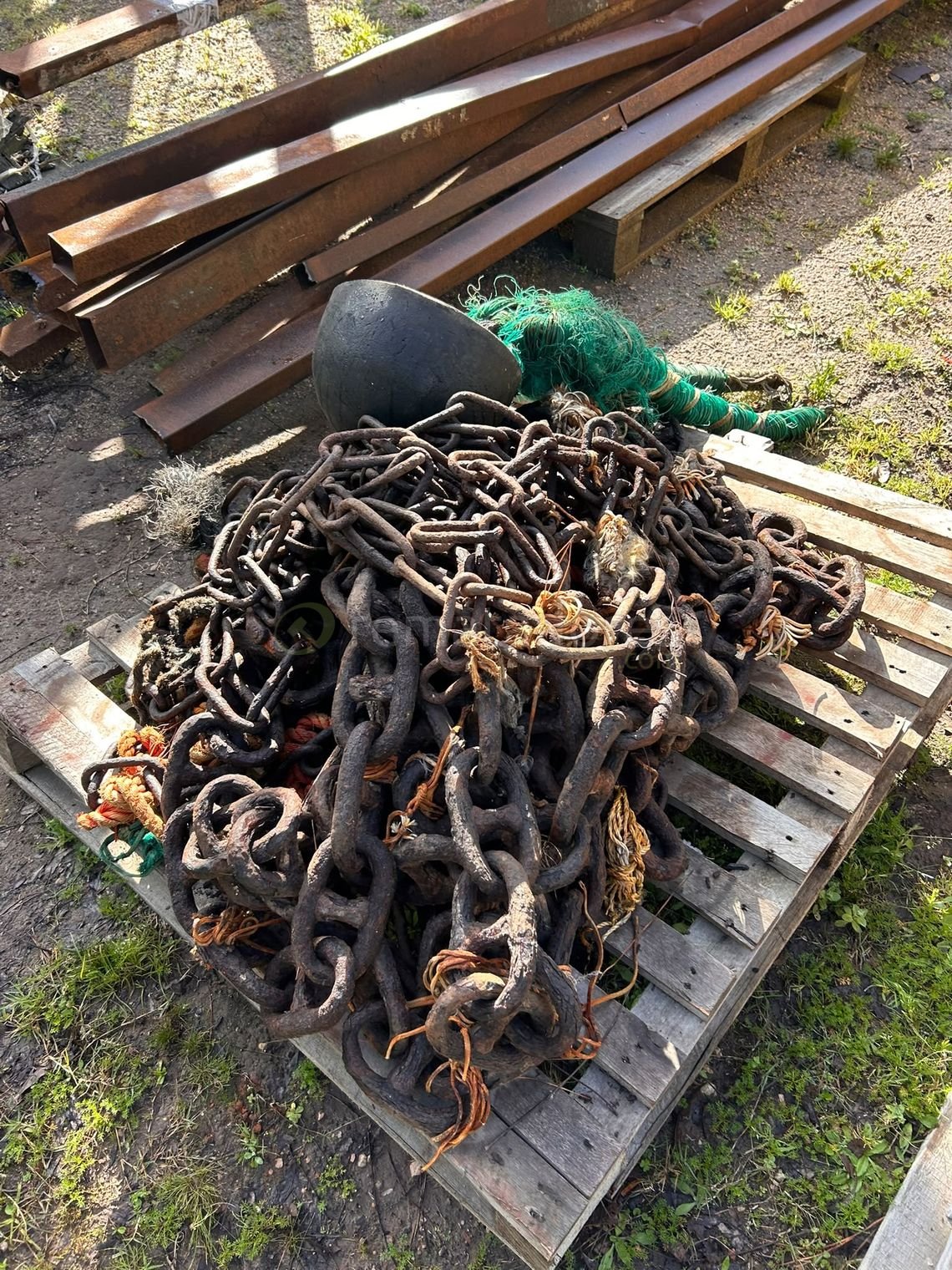 Lote de Cadenas de Hierro Oxidadas con Redes y Boya