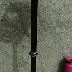 Lote siguiente: Lámpara de Pie Alta con Detalles en Peltre