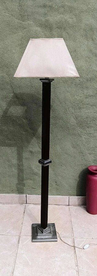 Lámpara de Pie Alta con Detalles en Peltre