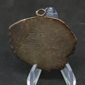 Medalla Antigua Cabeza de Indio con Grabado "A.P.V. Benito Blanco 986" - imagen 4