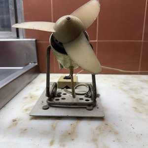 Ventilador Antiguo de Sobremesa Retro - Cuerpo Crema y Base Metálica - imagen 6